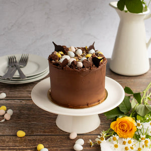 Gâteau au chocolat et mini œufs de Pâques